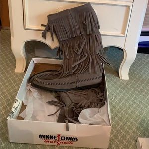 Minnetonka boots size 7!! Brand new!